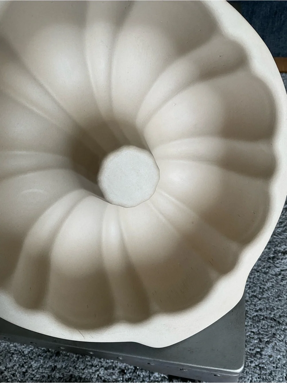 The Pampered Chef Family Heritage Fluted Stoneware Bundt Cake Pan, 10”